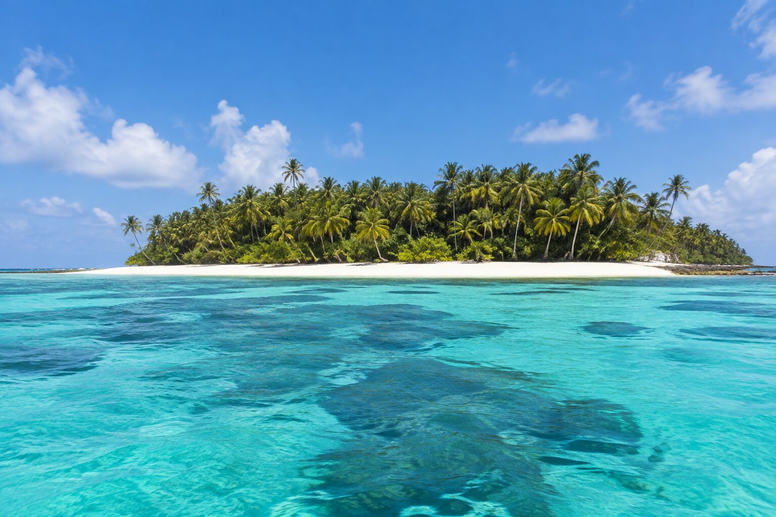 Johnny Cay, el cayo de arena blanca y palmeras frente a San Andrés