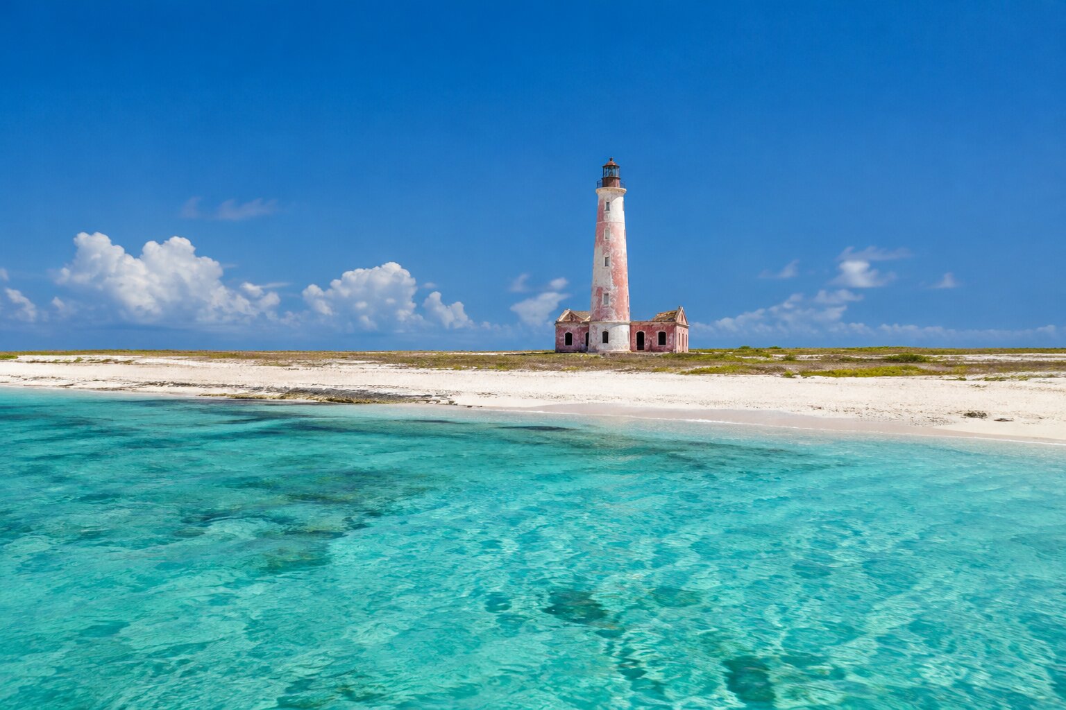 El faro y la playa de Klein Curazao, la isla deshabitada frente a Curazao