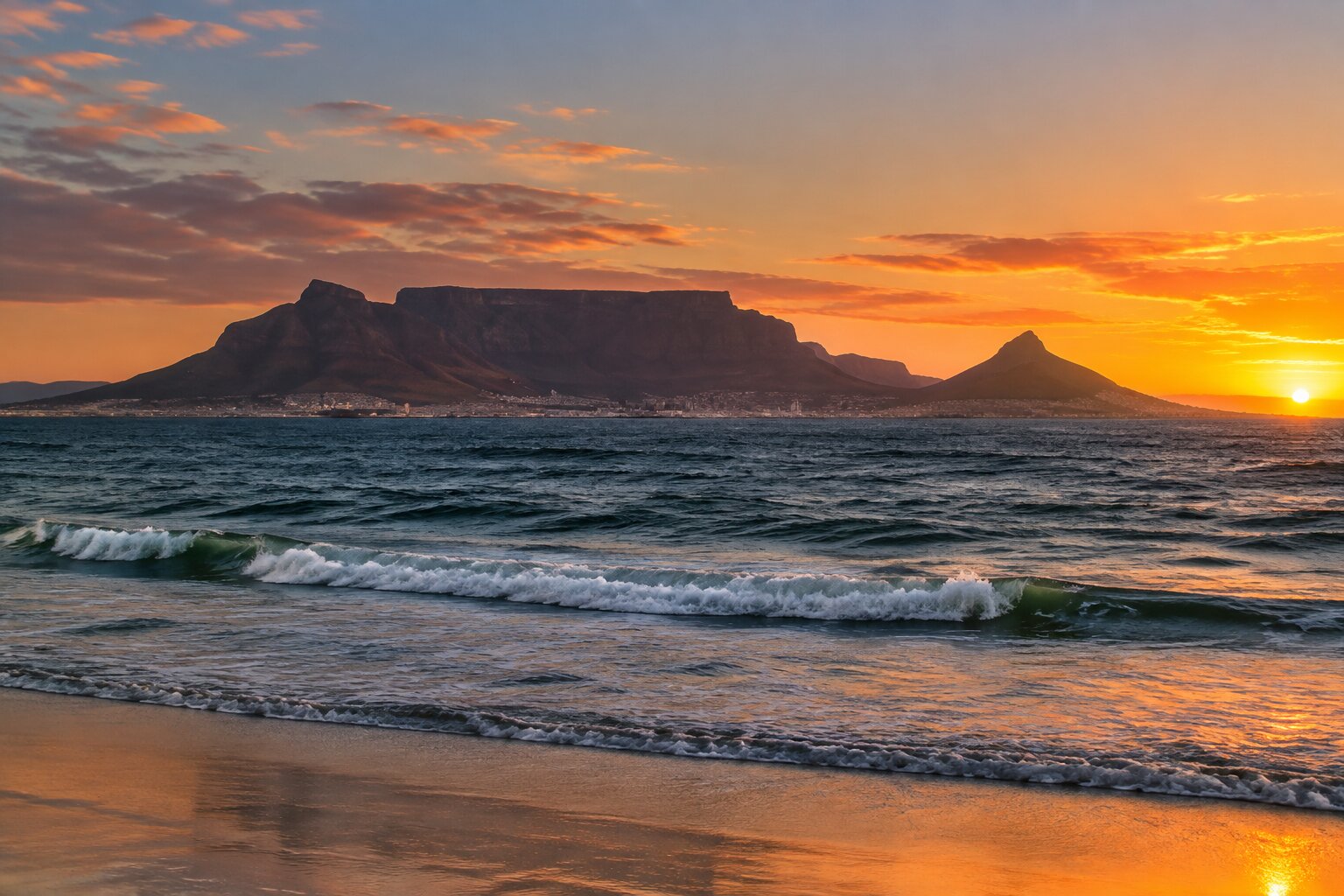 La Montaña de la Mesa sobre Ciudad del Cabo vista desde la playa al atardecer
