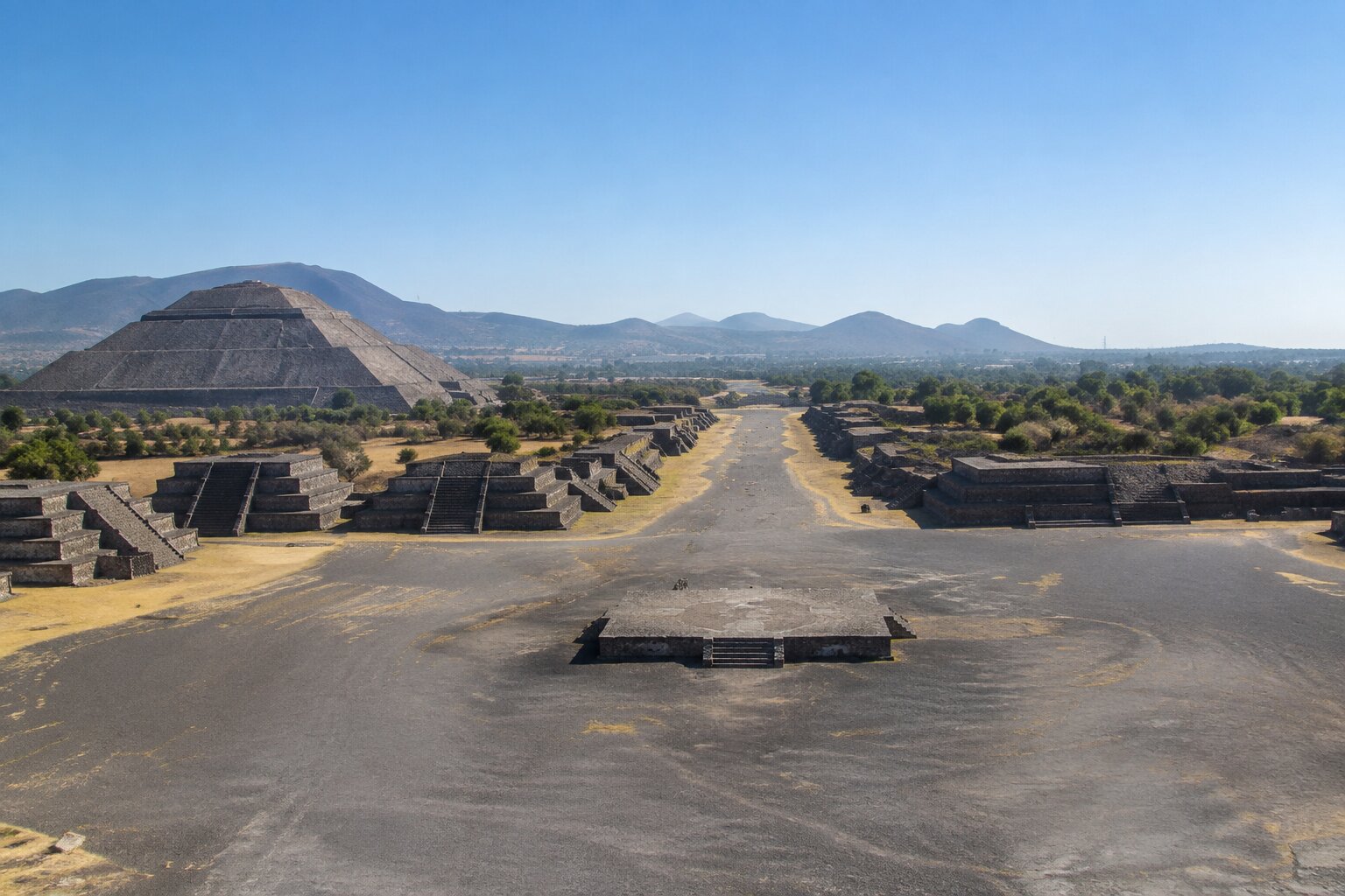 La Calzada de los Muertos y la Pirámide del Sol en Teotihuacán