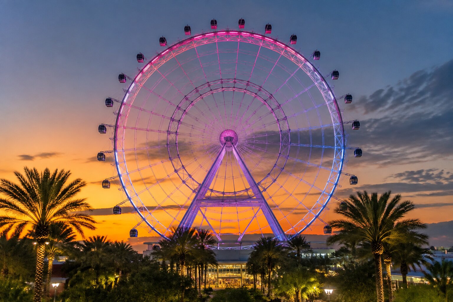 La noria de ICON Park en International Drive, Orlando, al anochecer