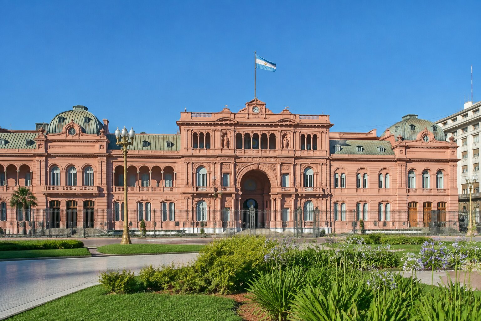 La Casa Rosada frente a la Plaza de Mayo