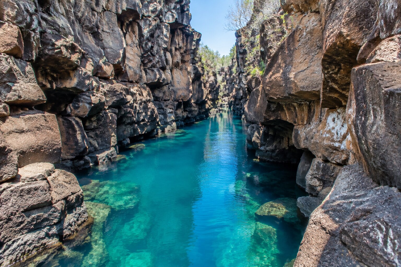 Las Grietas de Santa Cruz, con agua turquesa entre paredes de roca volcánica