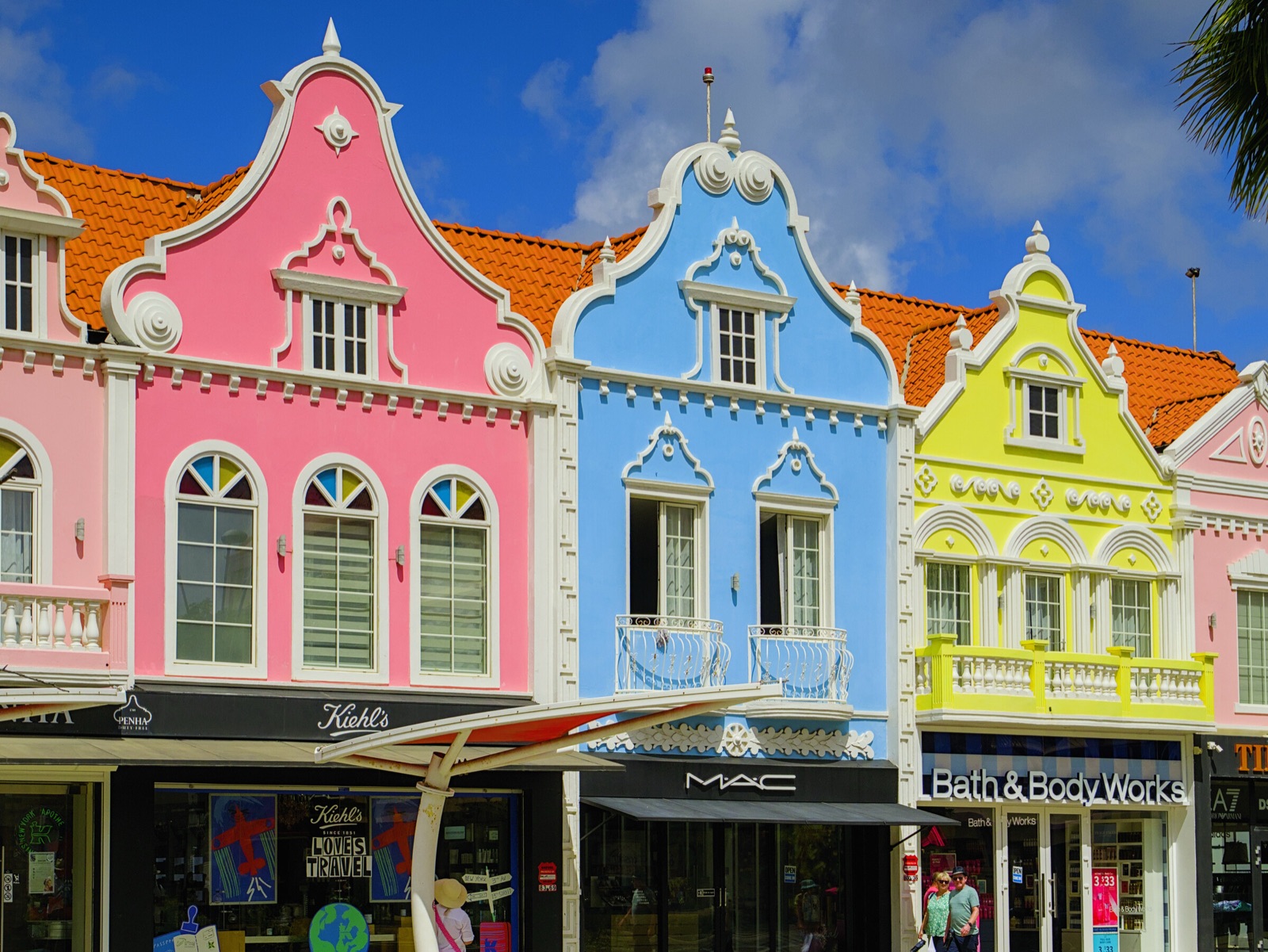 Fachadas holandesas de colores en el centro de Oranjestad, Aruba