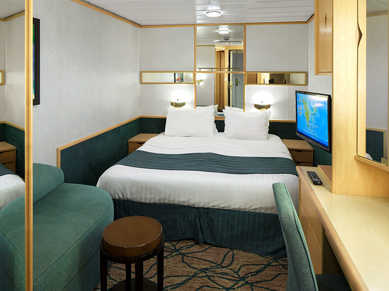 Cabina interior del Grandeur of the Seas, con cama doble
