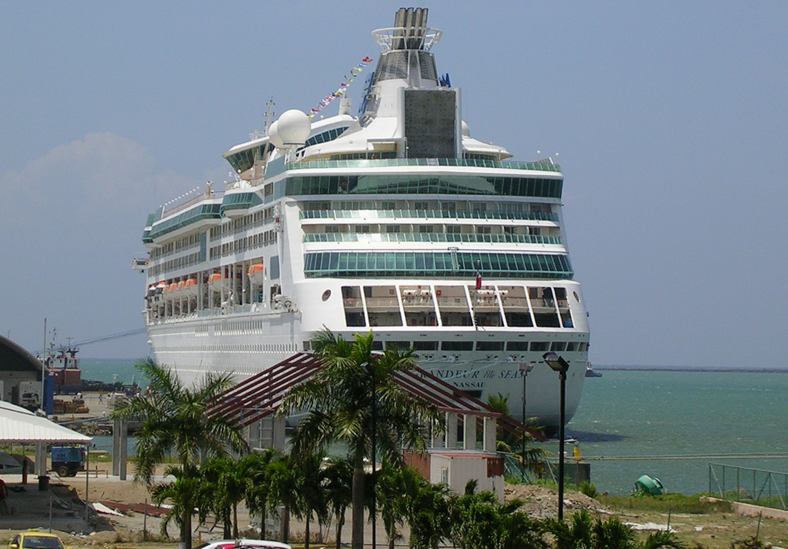 El Grandeur of the Seas atracado en el puerto de Colón, Panamá