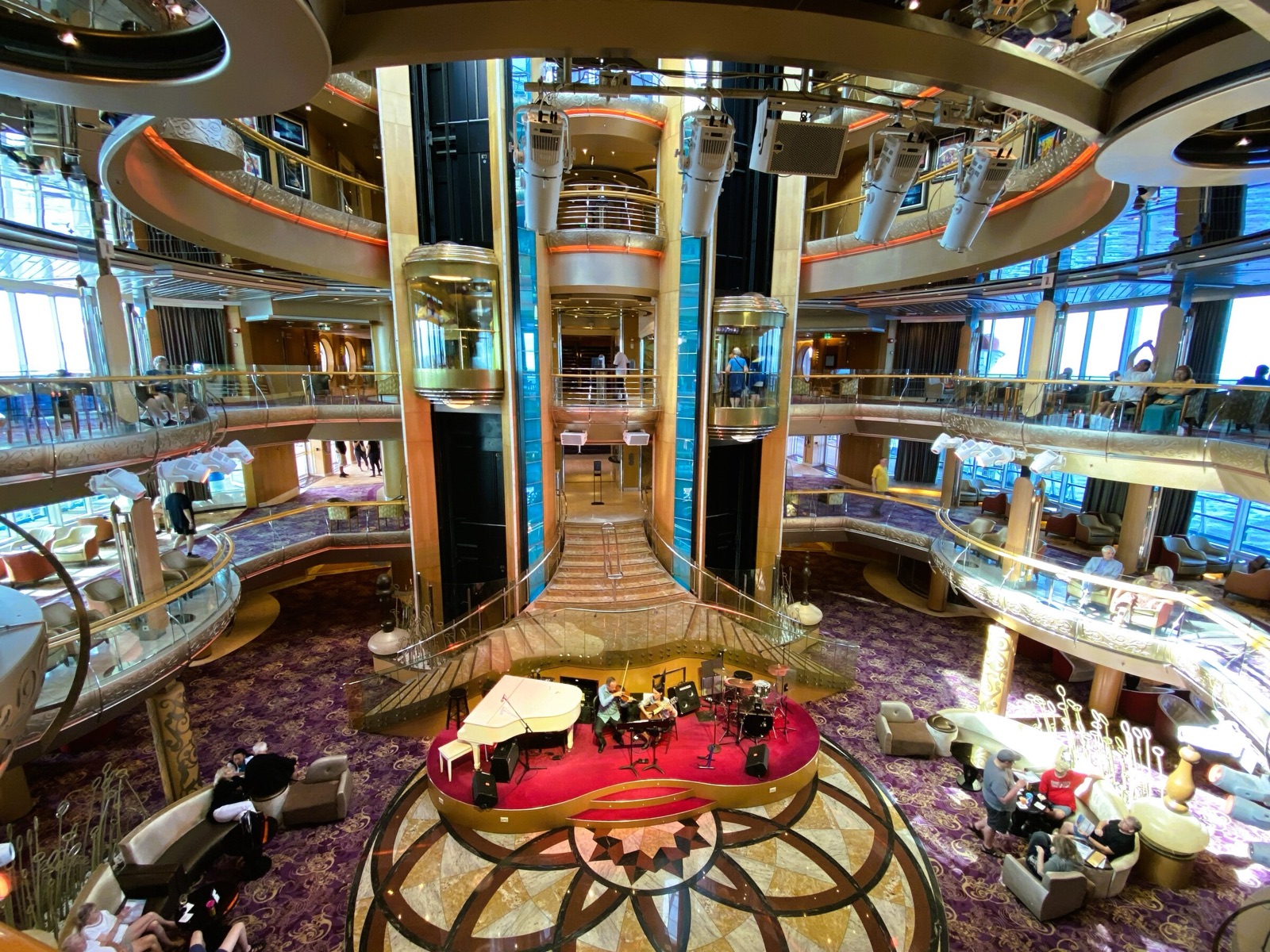 El Centrum, el atrio central de varias cubiertas del Grandeur of the Seas
