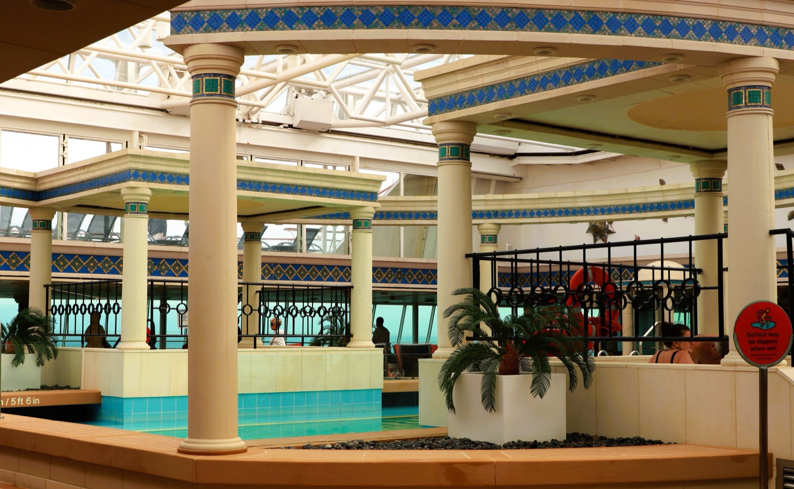 La piscina cubierta del Solarium del Grandeur of the Seas