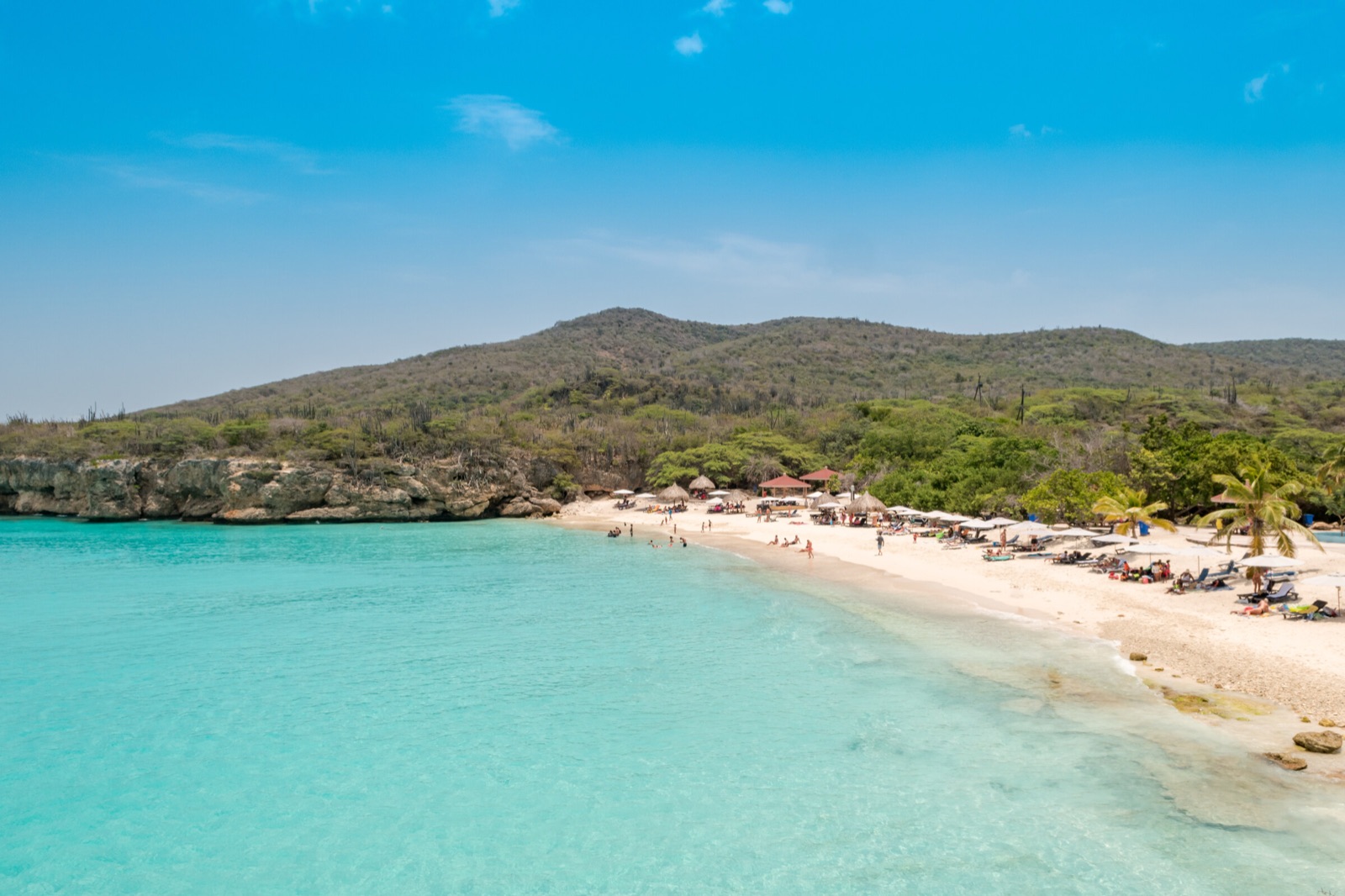 Mar turquesa del Caribe en la playa Grote Knip, Curazao