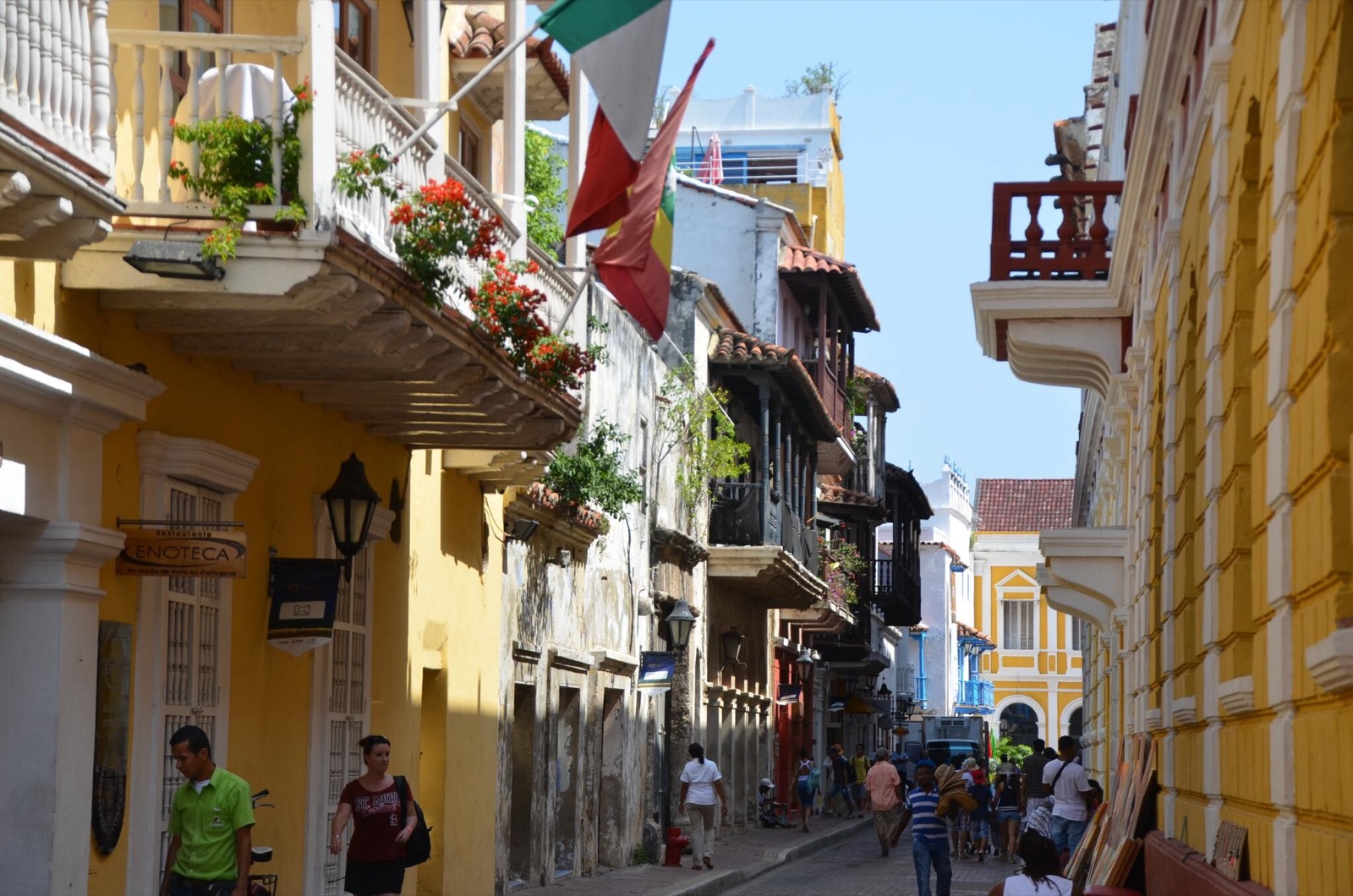 Calle del centro histórico de Cartagena con fachadas amarillas y balcones con flores