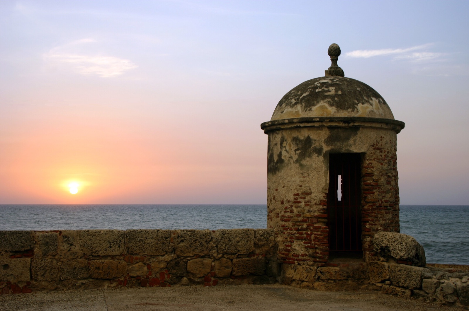 Garita sobre la muralla de Cartagena de Indias al atardecer, frente al Caribe