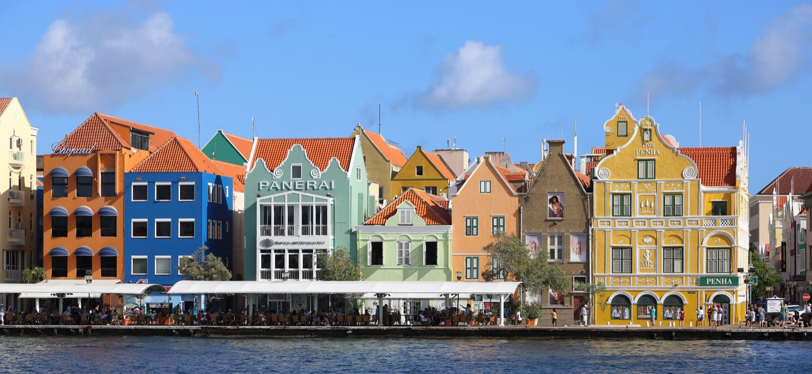 Las fachadas de colores de la Handelskade, en Willemstad, Curazao