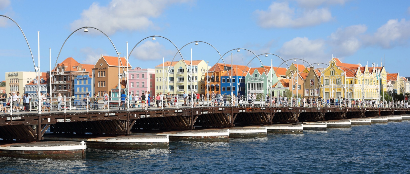 El puente flotante Reina Emma, en Willemstad, Curazao