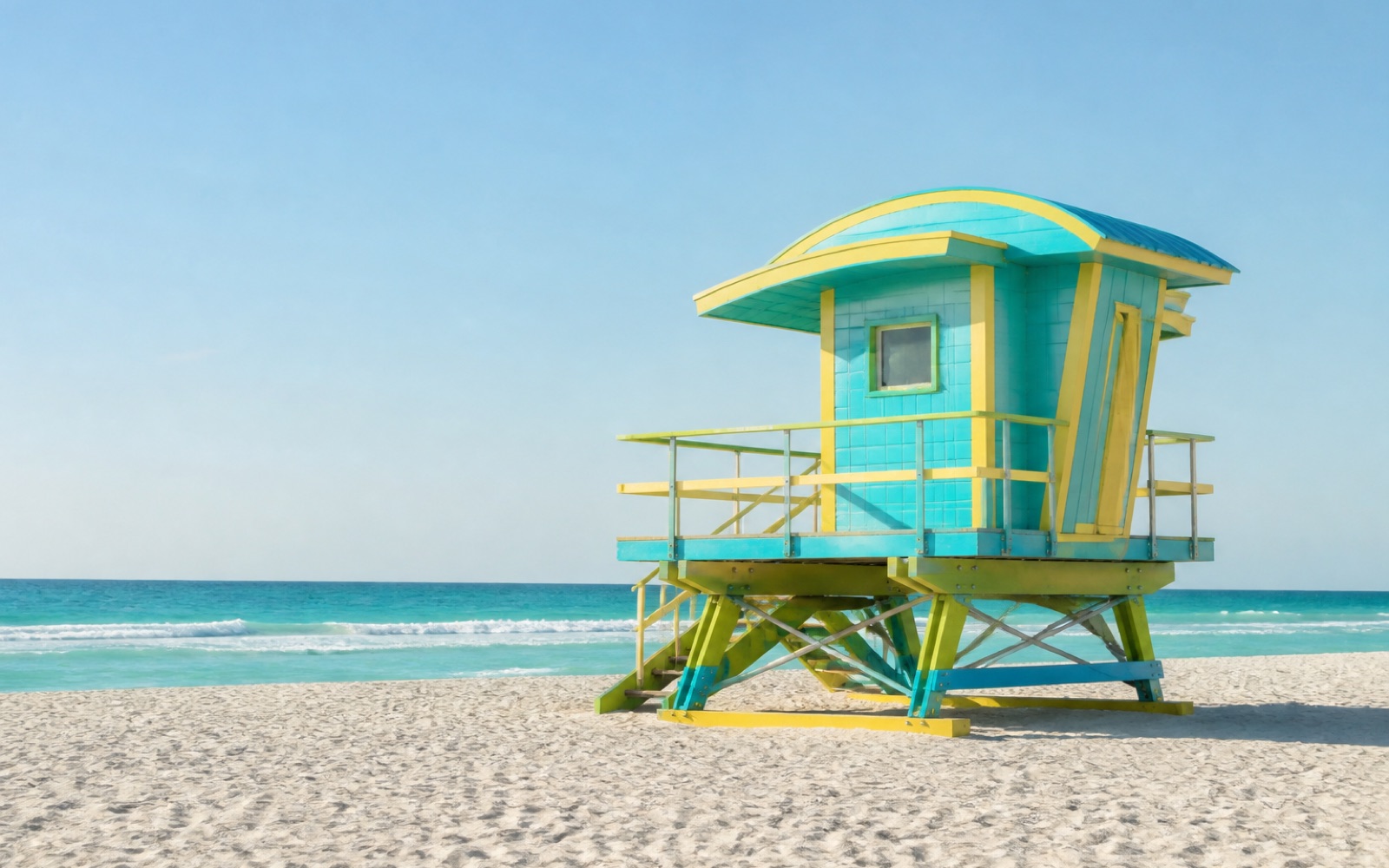 Caseta de salvavidas de colores en la playa de South Beach