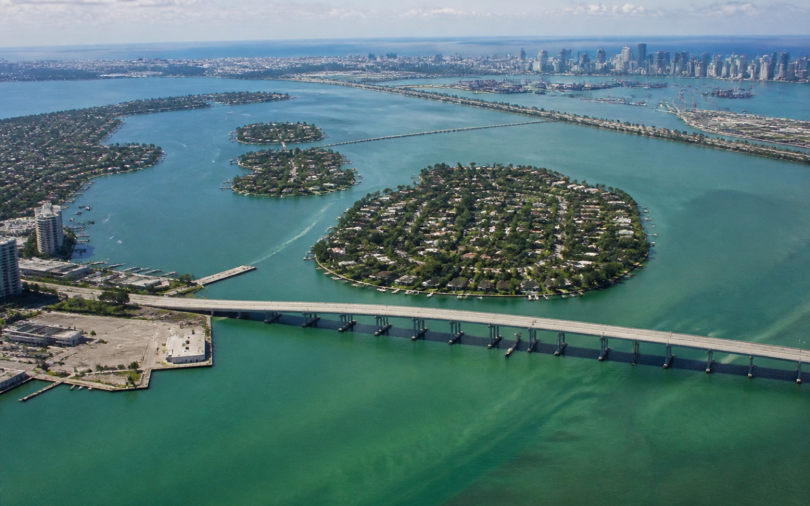 Vista aérea de la bahía de Biscayne y sus puentes en Miami