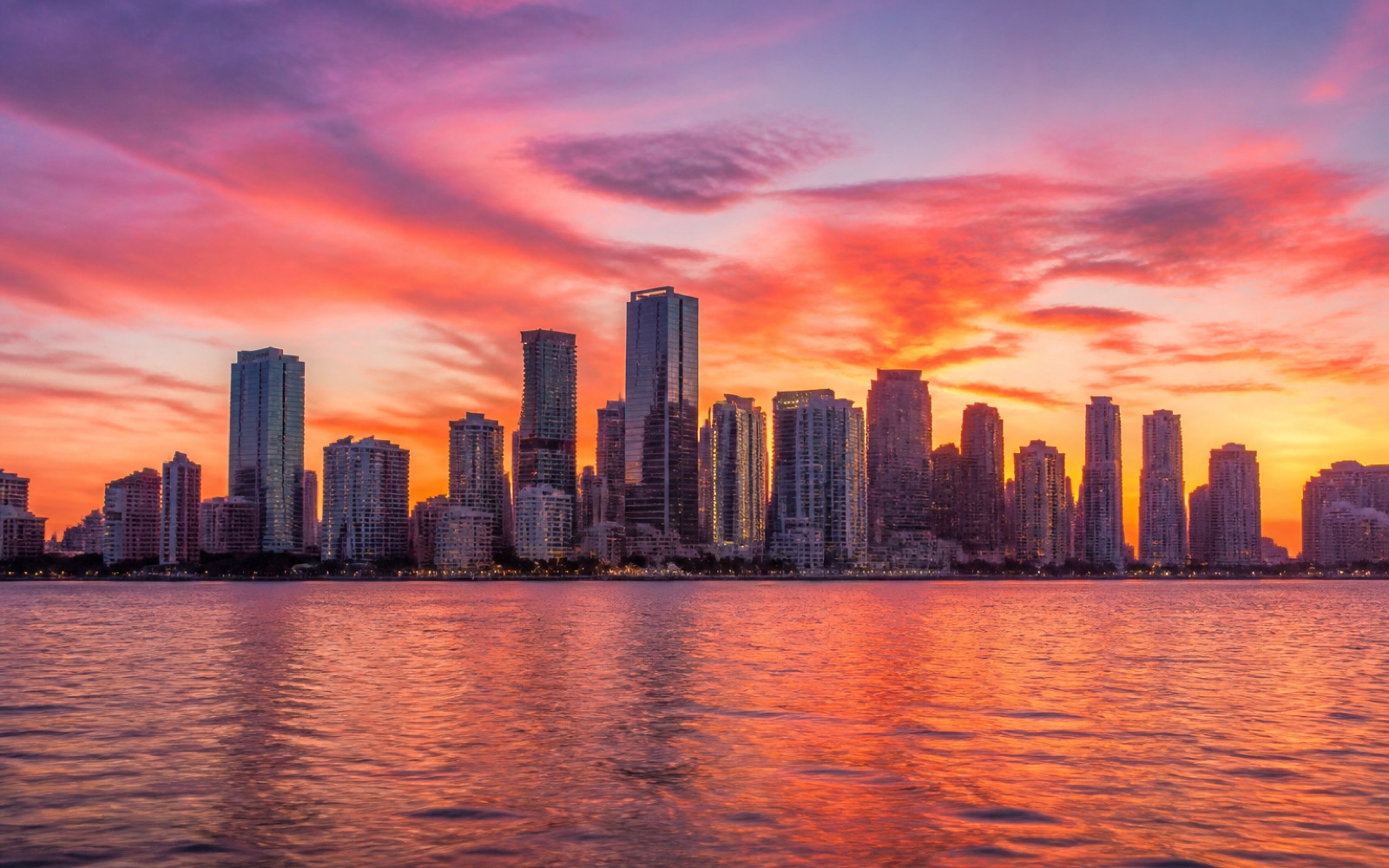 Rascacielos de Miami sobre la bahía de Biscayne al atardecer