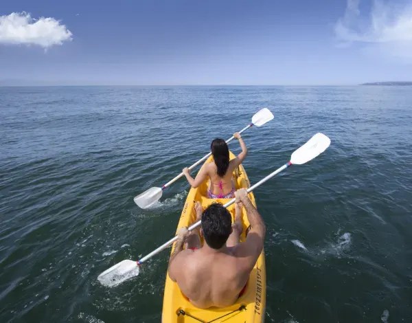 Kayak y paddleboard en la playa