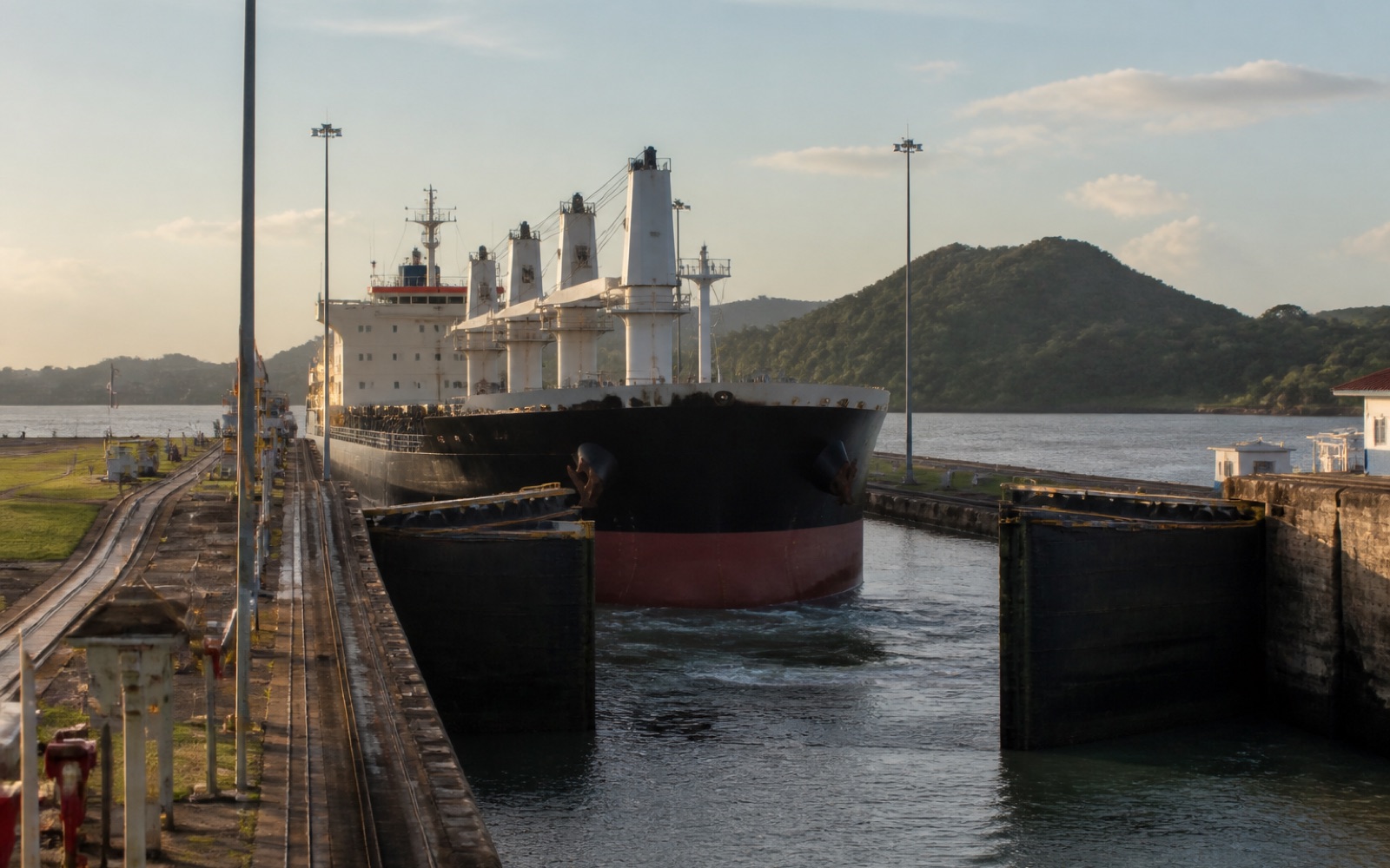 Buque de carga cruzando las esclusas de Miraflores del Canal de Panamá