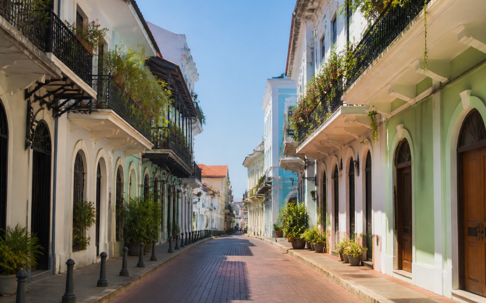 Calle del Casco Antiguo de Ciudad de Panamá con balcones coloniales