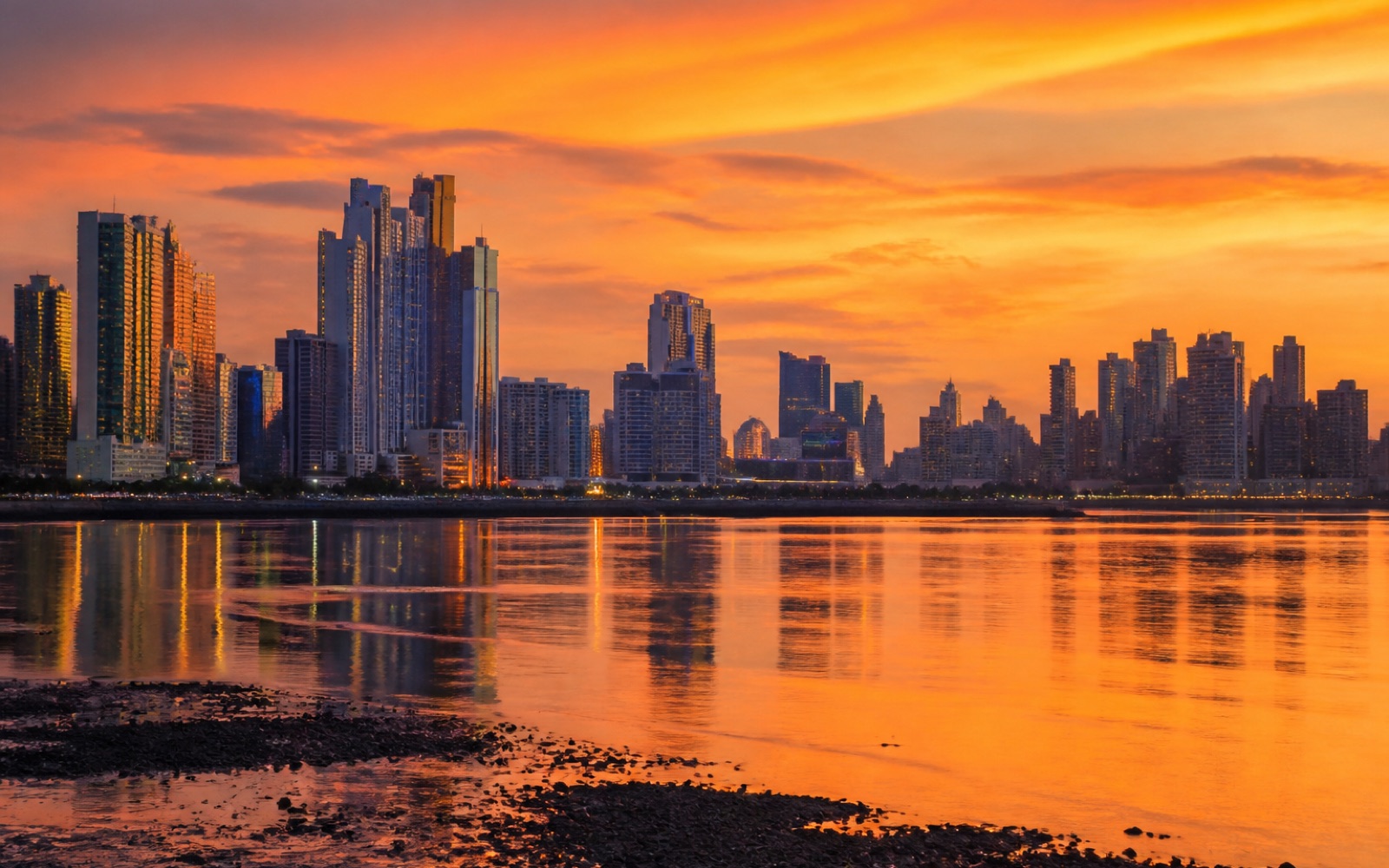 Rascacielos de Ciudad de Panamá frente al mar al atardecer
