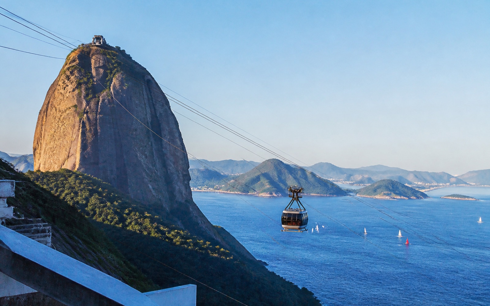 El Pan de Azúcar y su teleférico sobre la bahía de Río de Janeiro