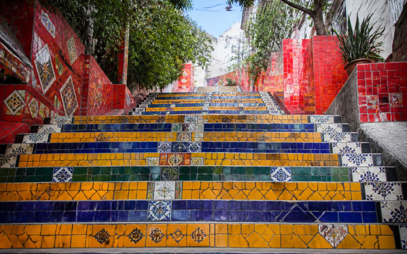 La Escalera de Selarón, cubierta de azulejos rojos, verdes y amarillos