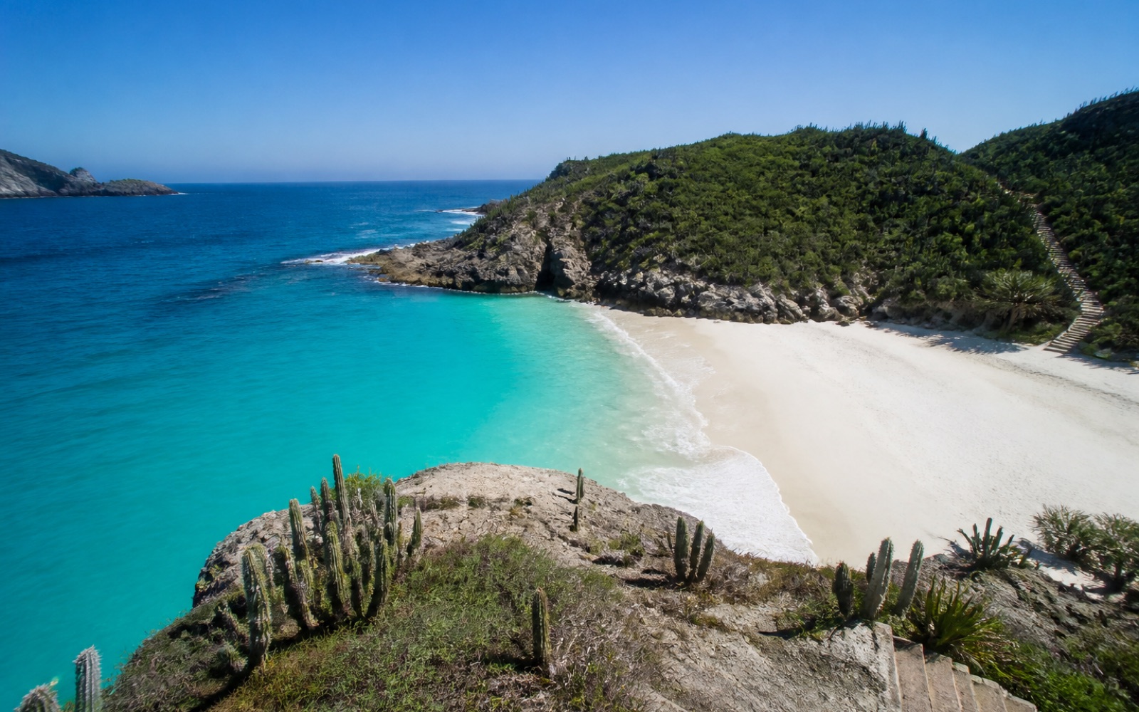 Playa de arena blanca y agua turquesa en Arraial do Cabo
