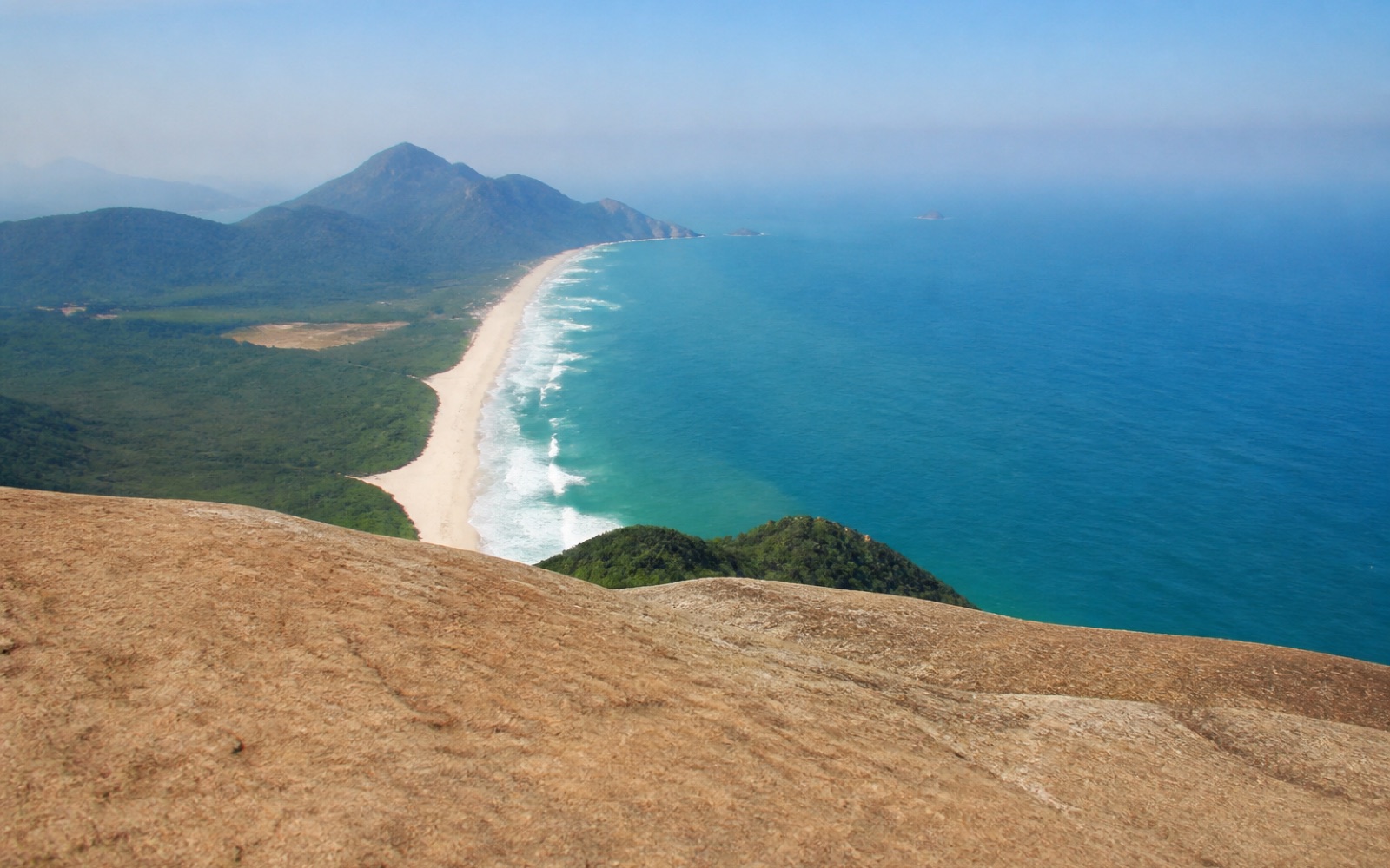 Vista del océano y la playa de Grumari desde la Pedra do Telégrafo