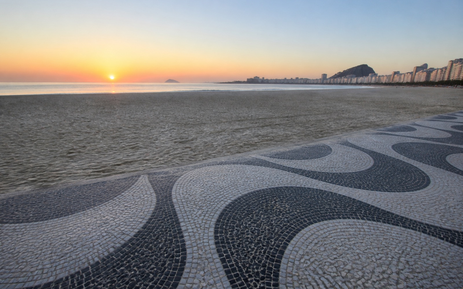 La playa de Copacabana y su paseo de ondas blancas y negras